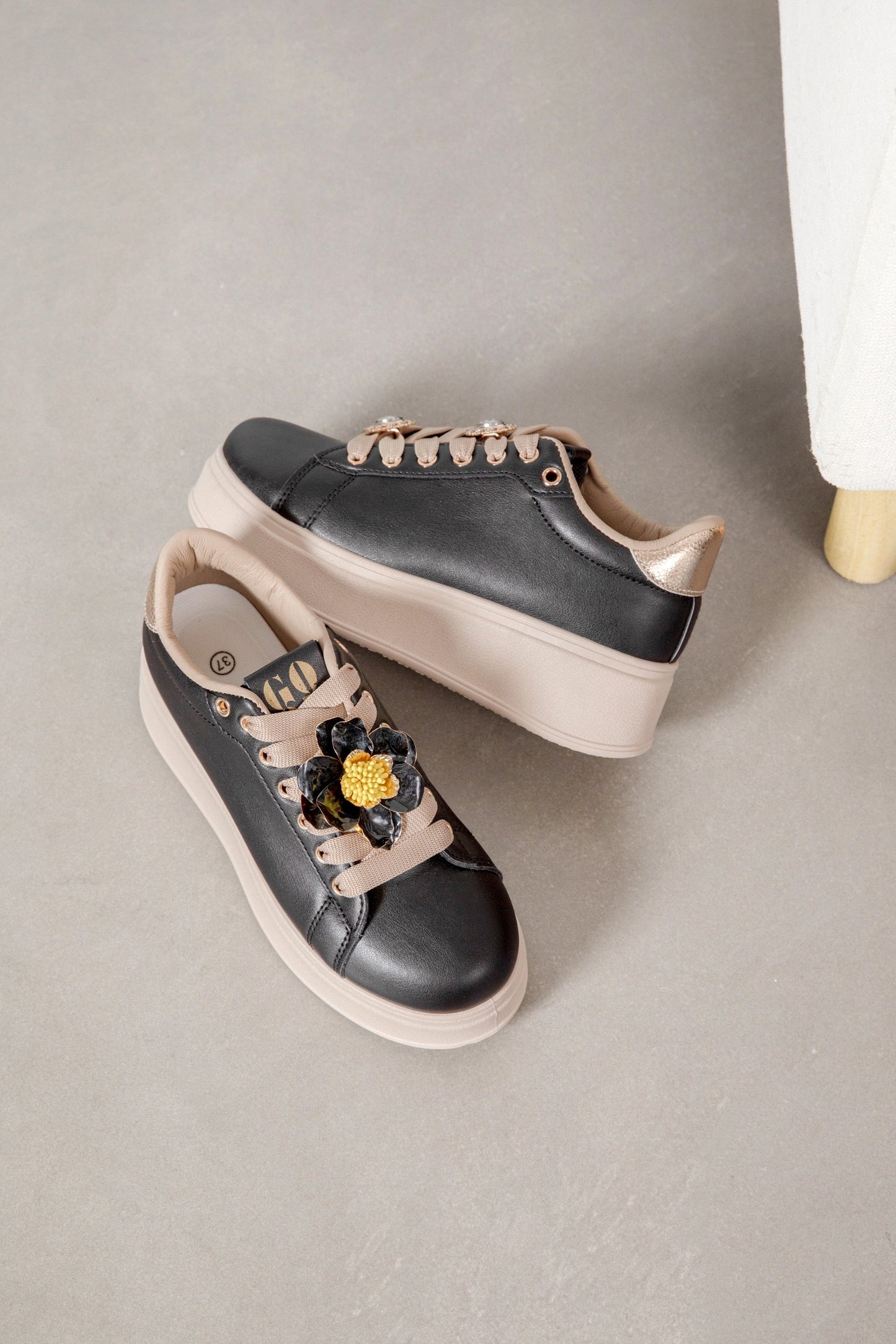 Salyna Black Sneaker
