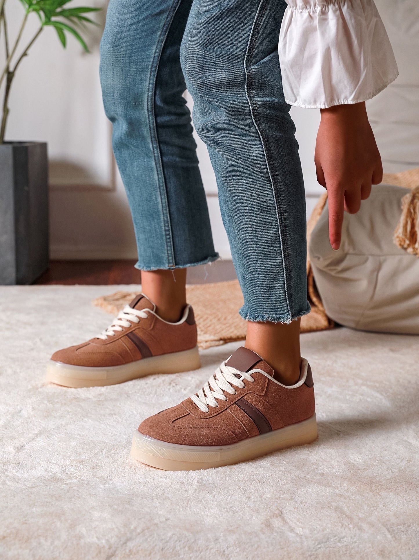 Laura Brown Sneaker