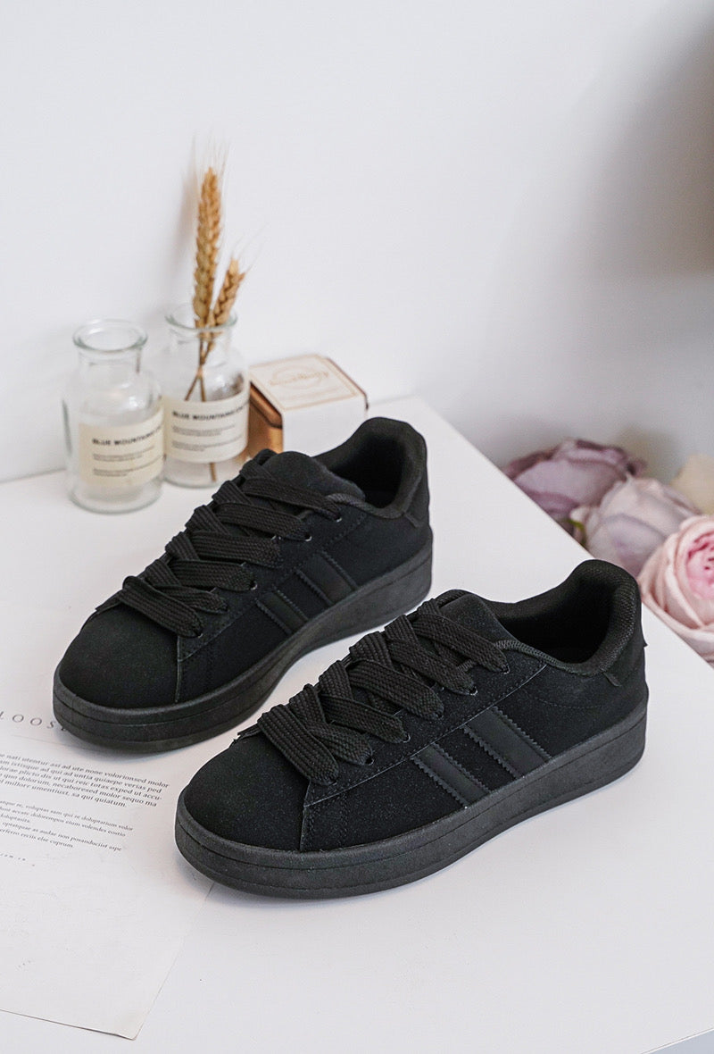 Viral All Black Sneaker