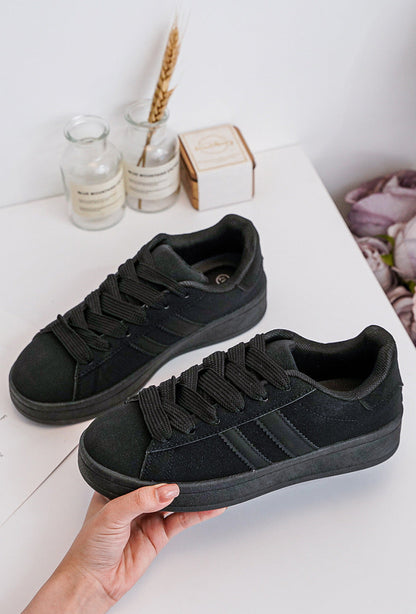 Viral All Black Sneaker