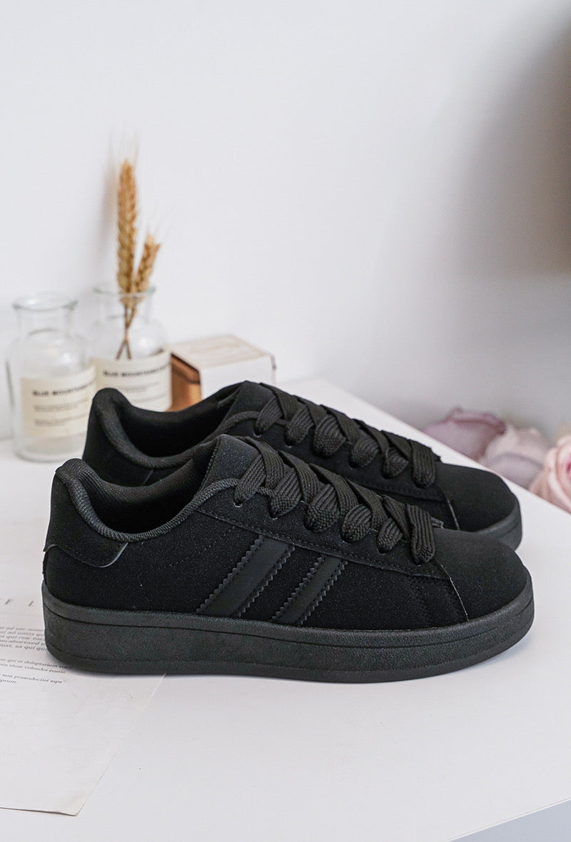 Viral All Black Sneaker