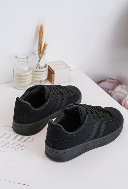 Viral All Black Sneaker